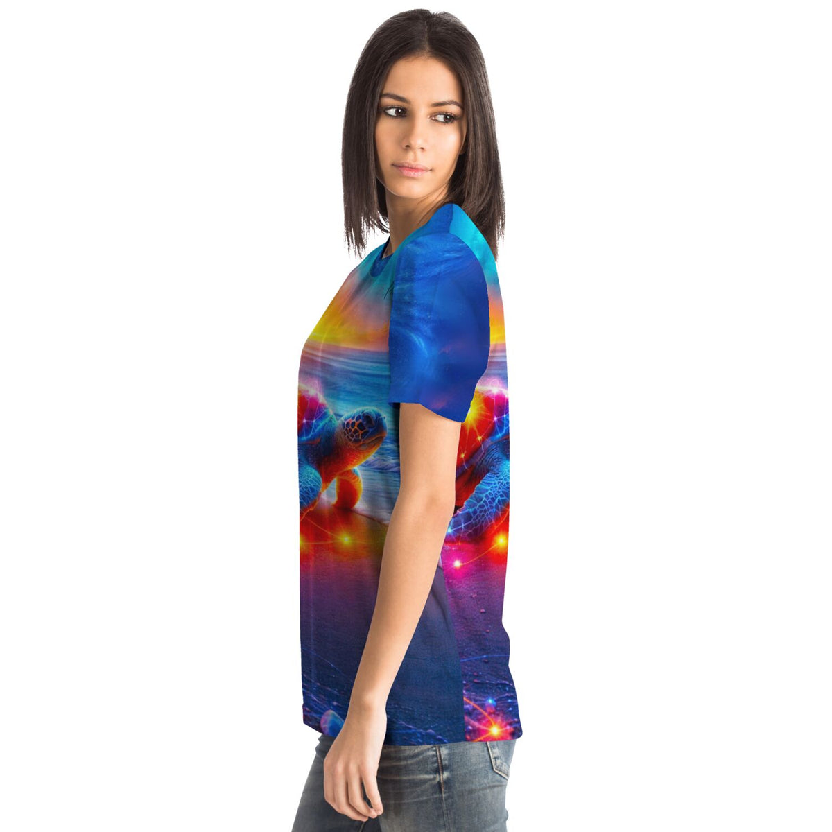 Frau trägt T-Shirt mit buntem Schildkröten-Motiv im Stil von Diamond Painting und Malen nach Zahlen Designs