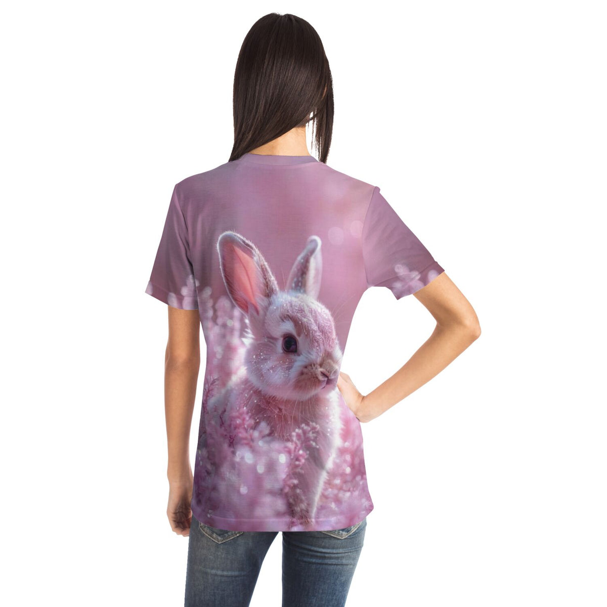 Frau trägt rosa T-Shirt mit süßem Hasen-Motiv, das den Detailreichtum von Malen nach Zahlen oder Diamond Painting zeigt.