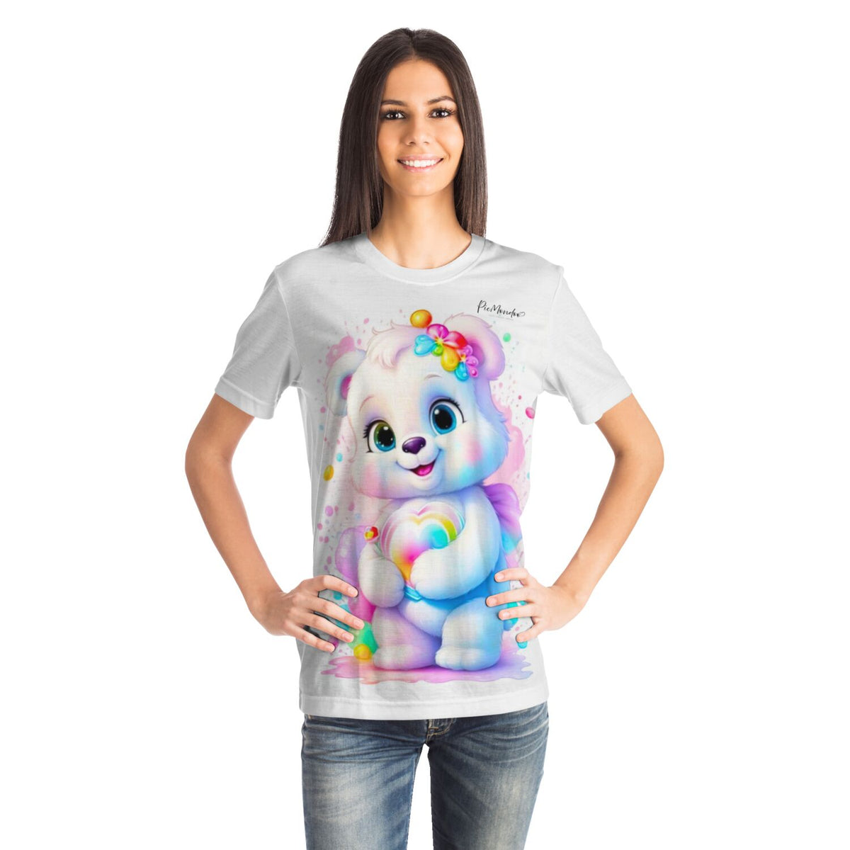 Frau trägt weißes T-Shirt mit buntem Herzensbärchen-Motiv im Stil unserer Diamond Painting und Malen nach Zahlen Kunst