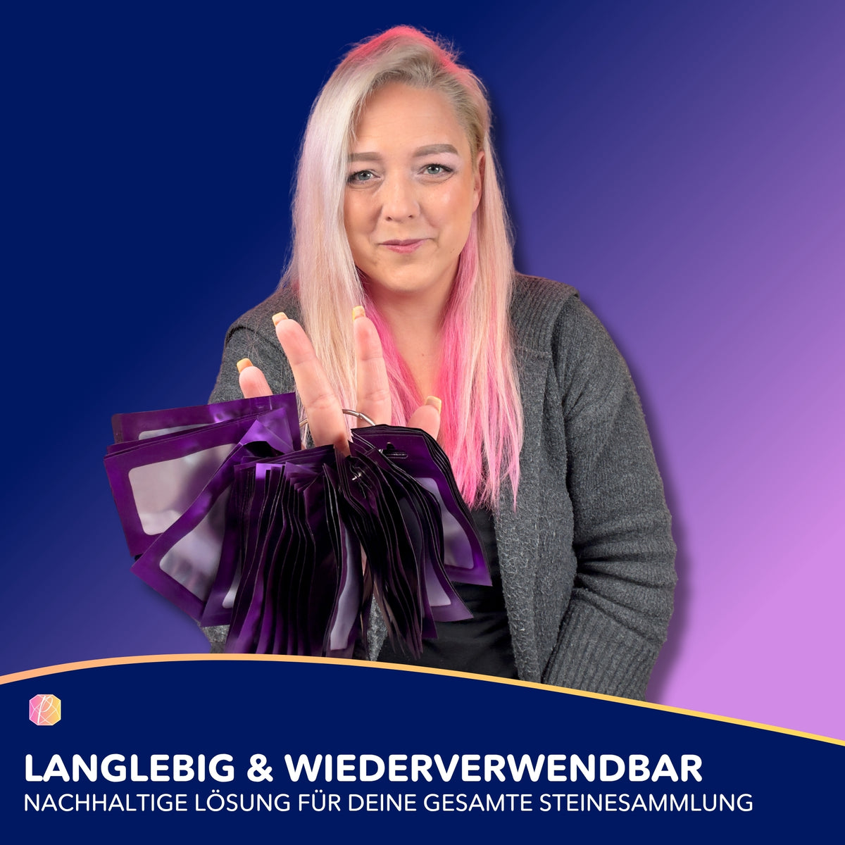 Frau präsentiert violette Druckverschlussbeutel zur Diamond Painting Zubehör Aufbewahrung und Sortierung der Steinchen.
