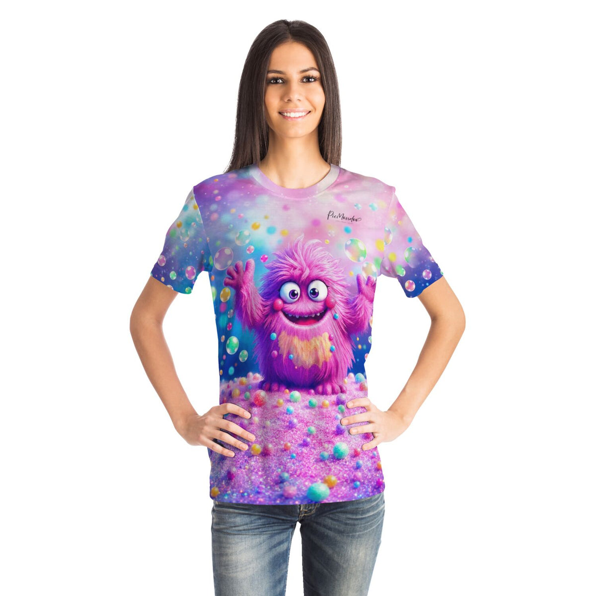 Frau trägt Dreamer T-Shirt mit Eckbert Monster Motiv im Diamond Painting Look mit bunten Seifenblasen