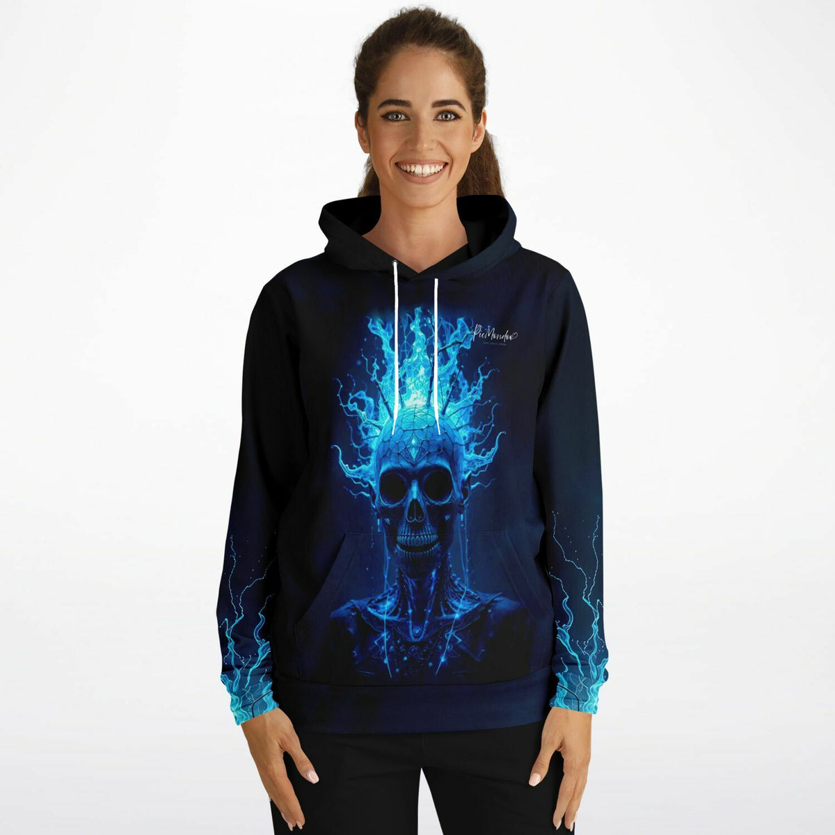 Frau trägt stylischen Dreamer Hoodie mit blauem Totenkopf-Motiv im einzigartigen Design von Picmondoo