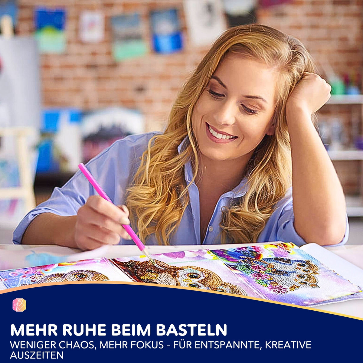 Frau beim Diamond Painting mit süßem Eulenmotiv; stylische Aufbewahrung für Diamanten Painting Zubehör zum Selbstgestalten