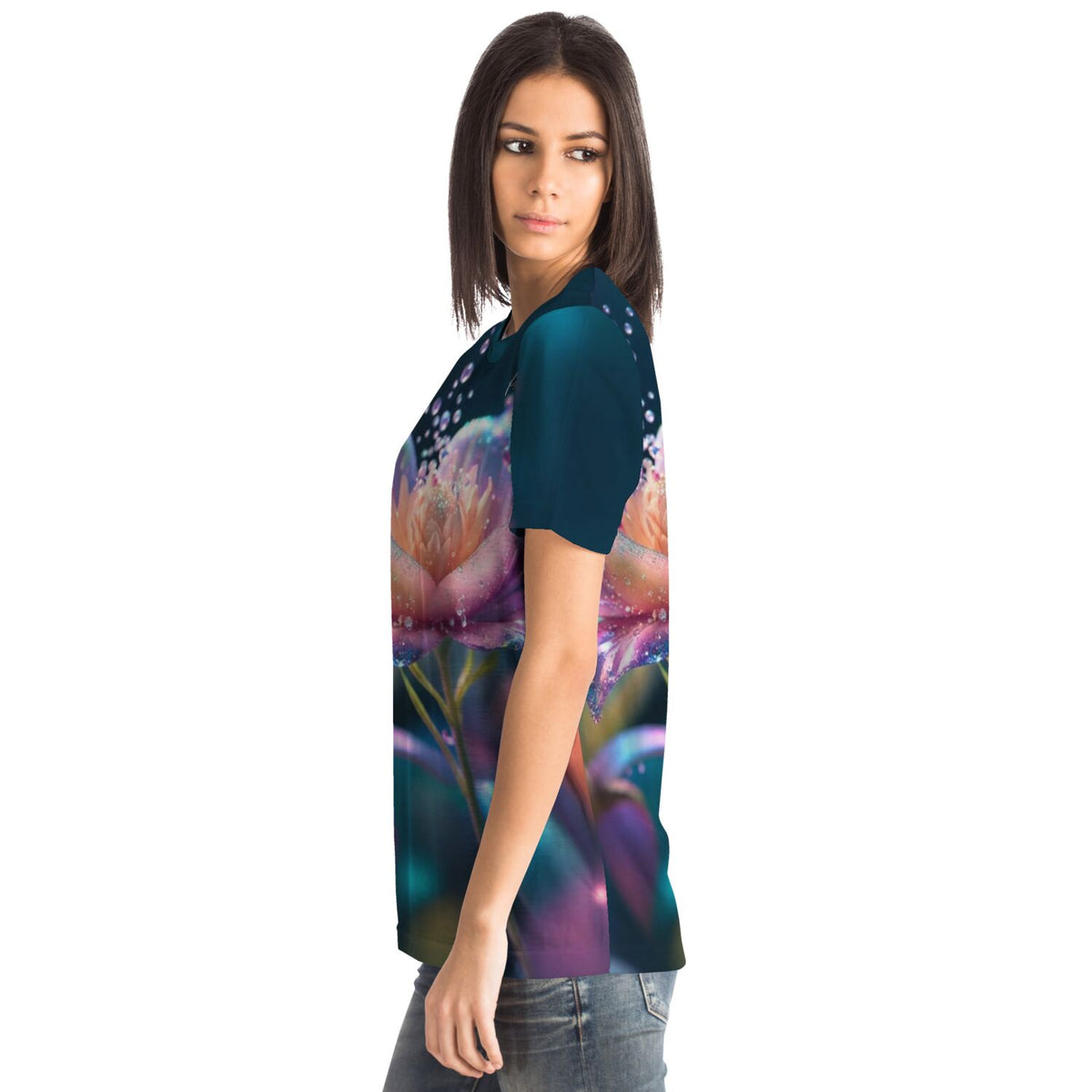 Frau trägt Dreamer T-Shirt mit Sternentau Blumenmotiv in lebendigen Farben, inspiriert von Diamond Painting Ästhetik.