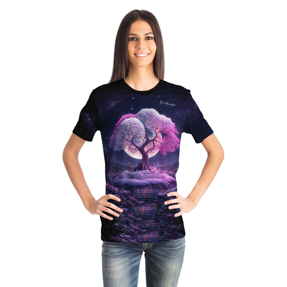 Frau trägt Dreamer T-Shirt mit Pink Tree Motiv, inspiriert durch Diamond Painting und Malen nach Zahlen Designs