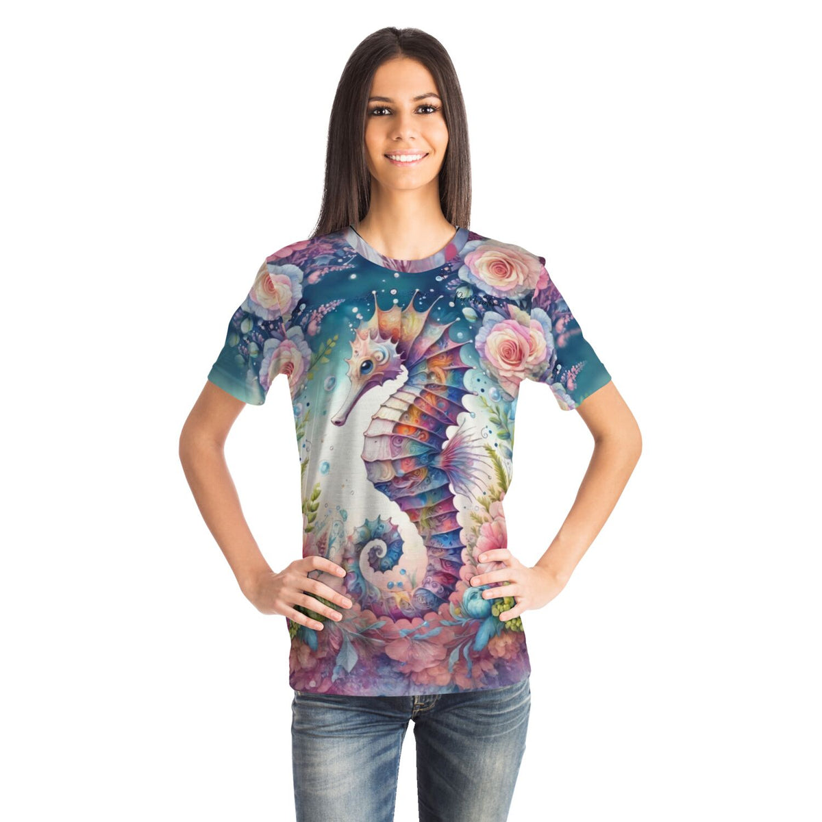 Frau trägt Dreamer T-Shirt mit buntem Seepferdchen- und Blumenmotiv im Stil unserer Malen nach Zahlen Designs
