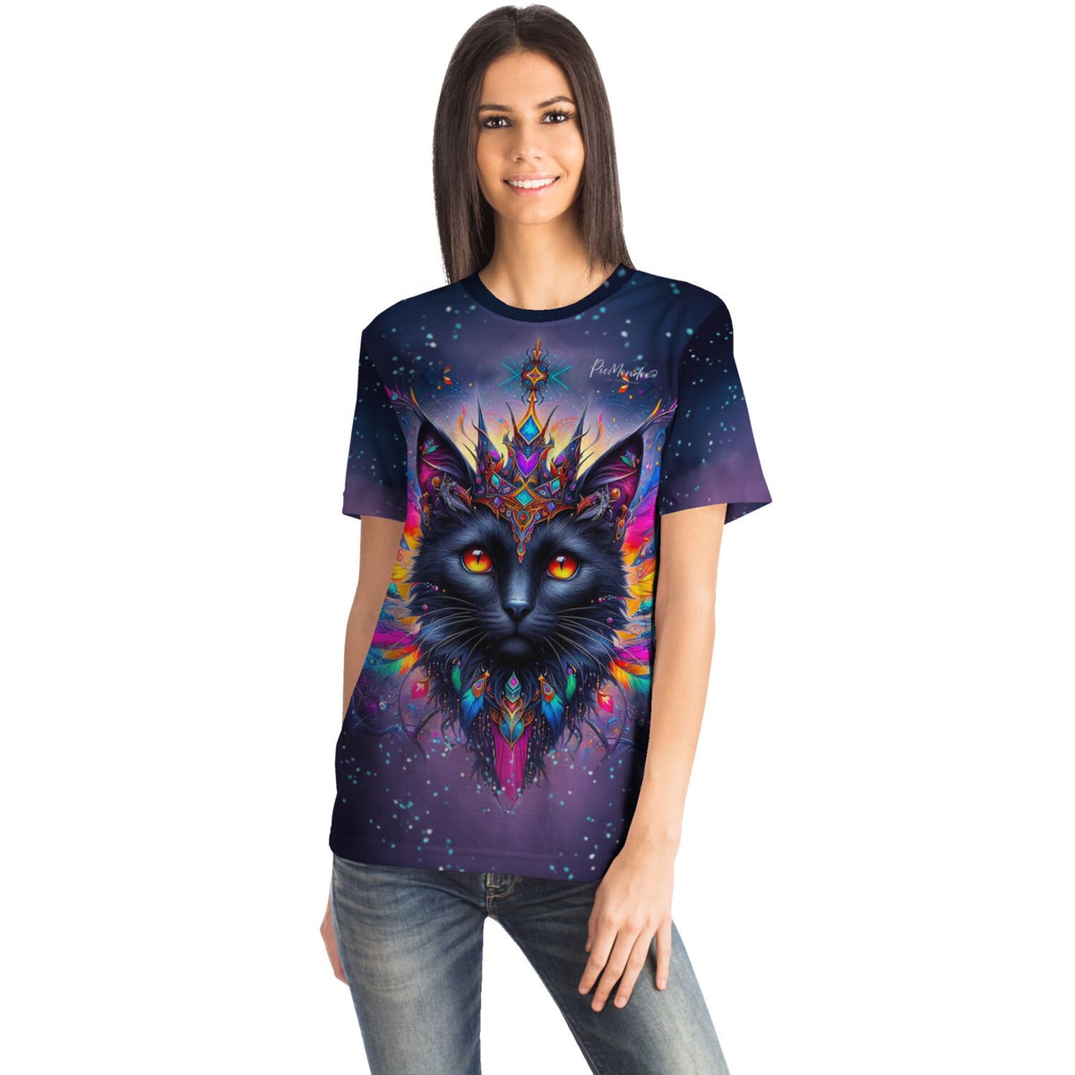 Frau trägt T-Shirt mit Mystic Colorsplash Cat Motiv, im Stil von Diamond Painting und Malen nach Zahlen Kunstwerken.