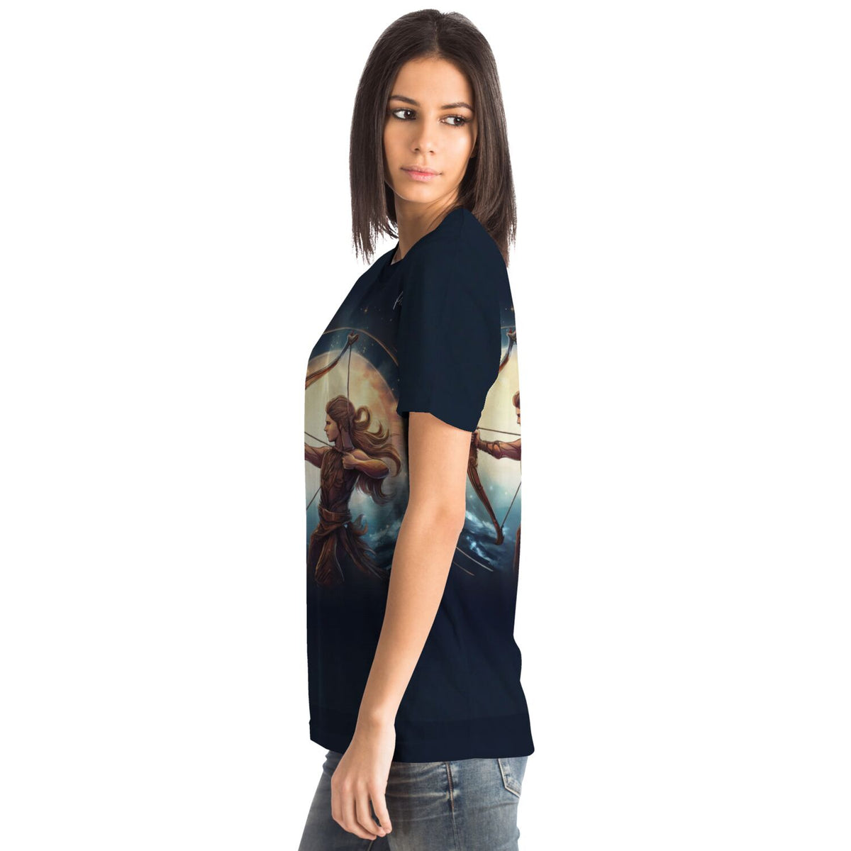 Frau trägt dunkelblaues T-Shirt mit Schütze-Motiv, kunstvolles Design im Stil von Malen nach Zahlen oder Diamond Painting