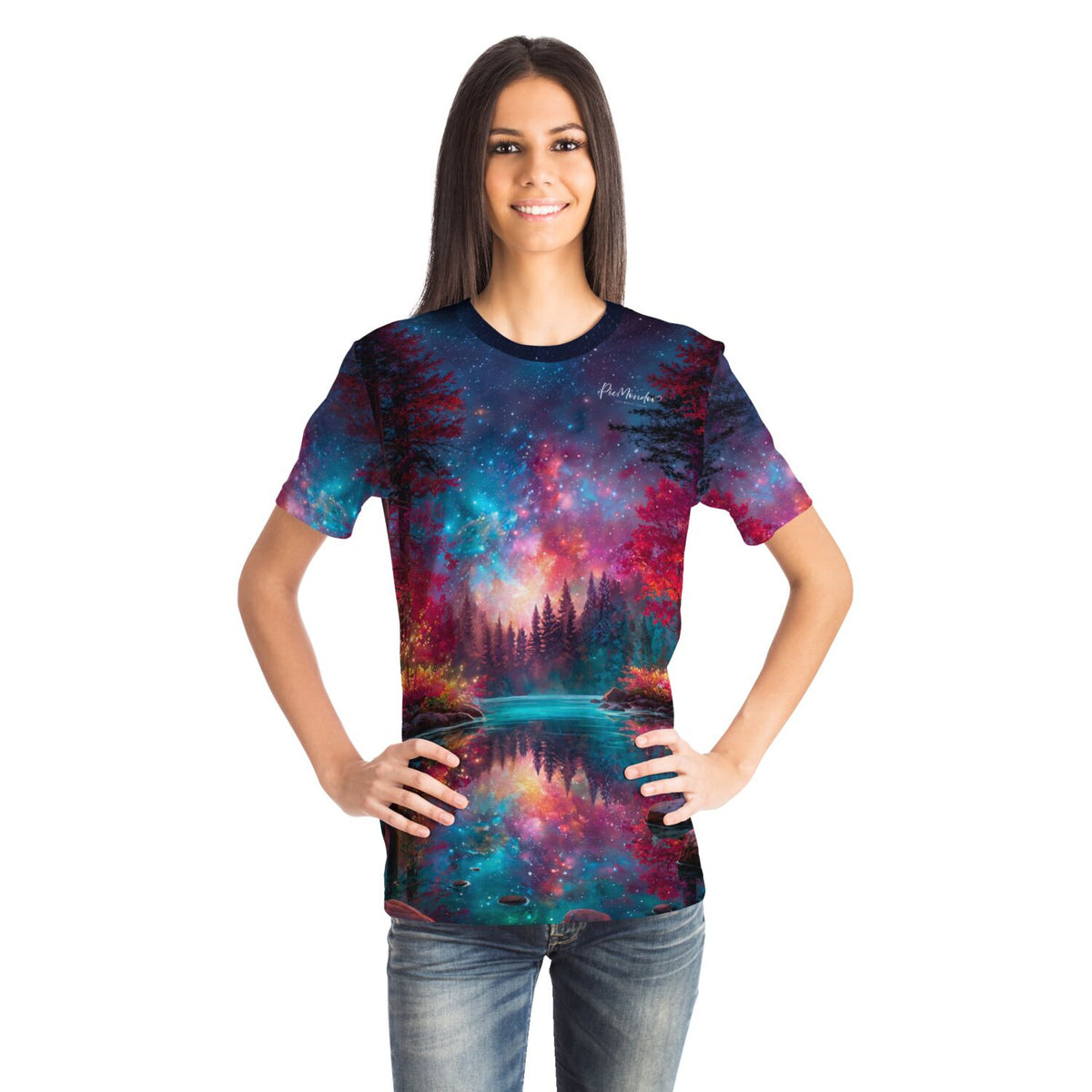 Frau trägt Dreamer T-Shirt mit buntem Galaxy-Wald Motiv im Stil von Diamond Painting und Malen nach Zahlen Designs