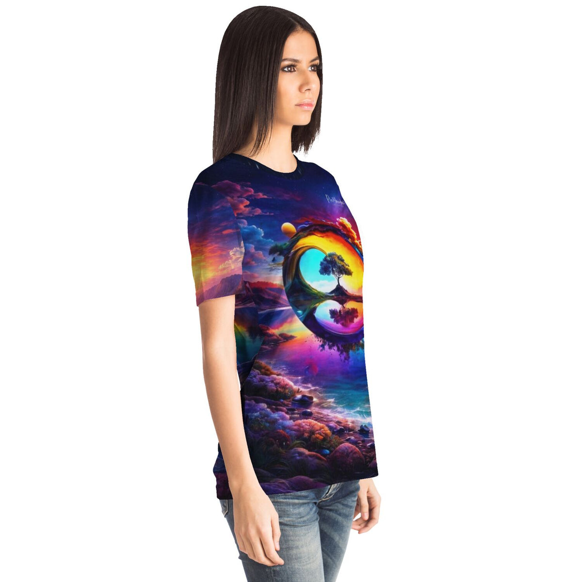 Frau trägt Dreamer T-Shirt mit buntem The Land of Fantasy Motiv im Stil von Diamond Painting Kunstwerken