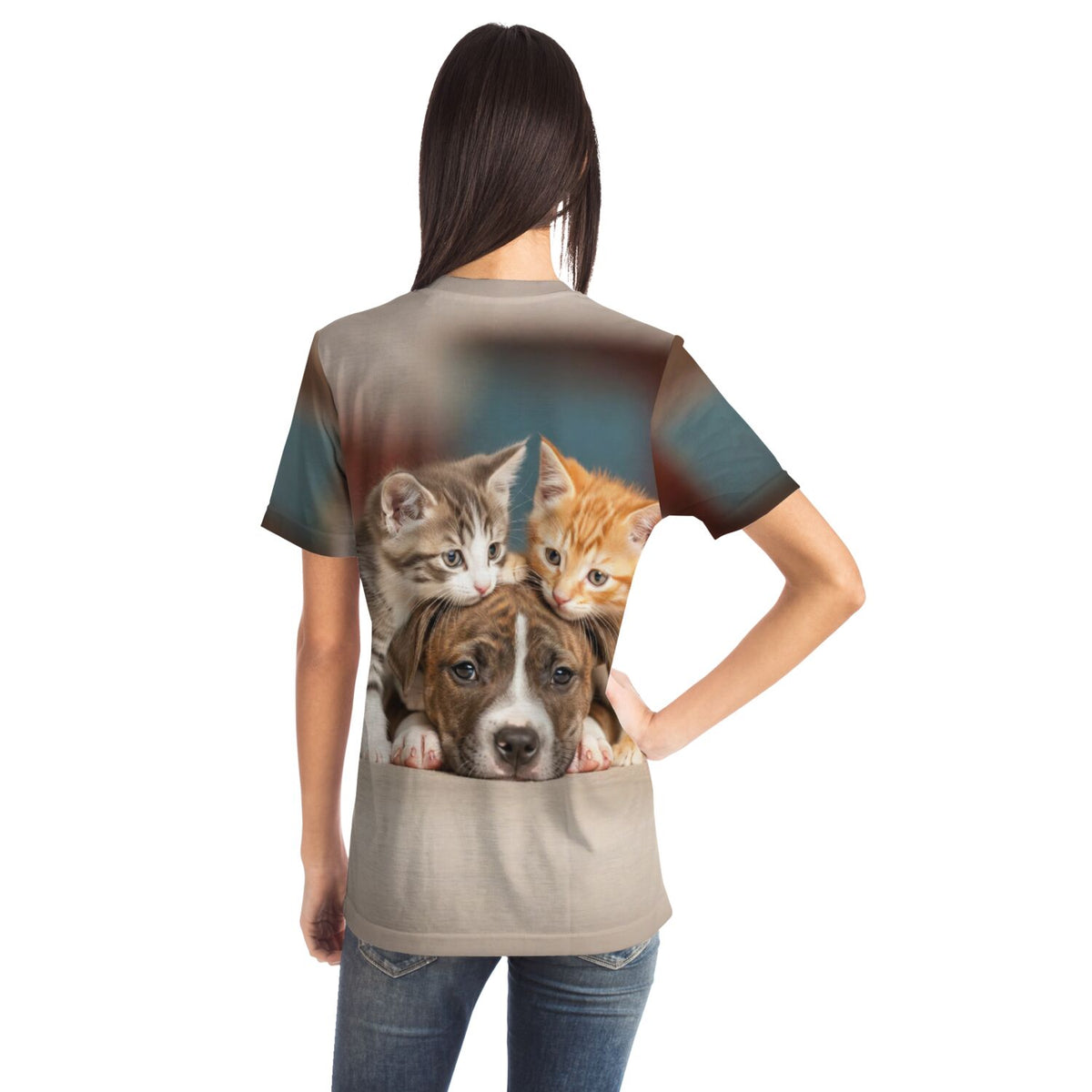 Frau trägt Dreamer T-Shirt mit Friends for Life Motiv: Welpe mit zwei Kätzchen, passend zu Malen nach Zahlen Motiven.
