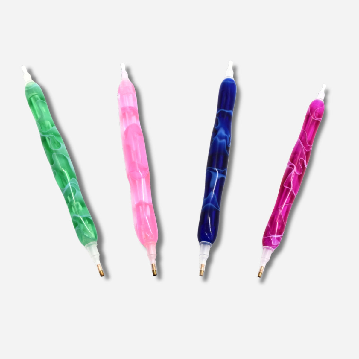 Vier elegante E-Painter Stifte in Marmoroptik für Diamond Painting Zubehör in den Farben Grün, Rosa, Blau und Pink.