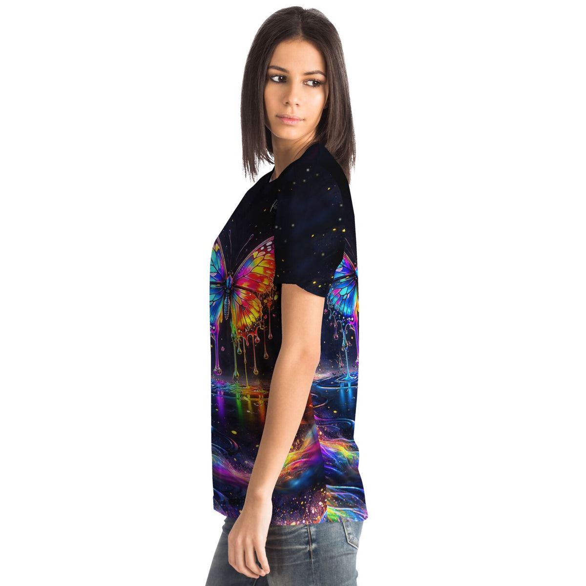 Frau trägt T-Shirt mit buntem Waterdrop-Schmetterling Motiv im Stil von Diamond Painting und Malen nach Zahlen Designs