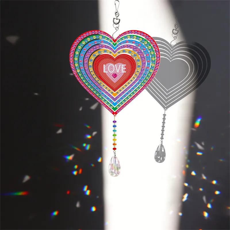Funkelnder Diamond Painting Herz-Aufhänger mit Love-Schriftzug und hängendem Kristall als dekoratives Bastelset