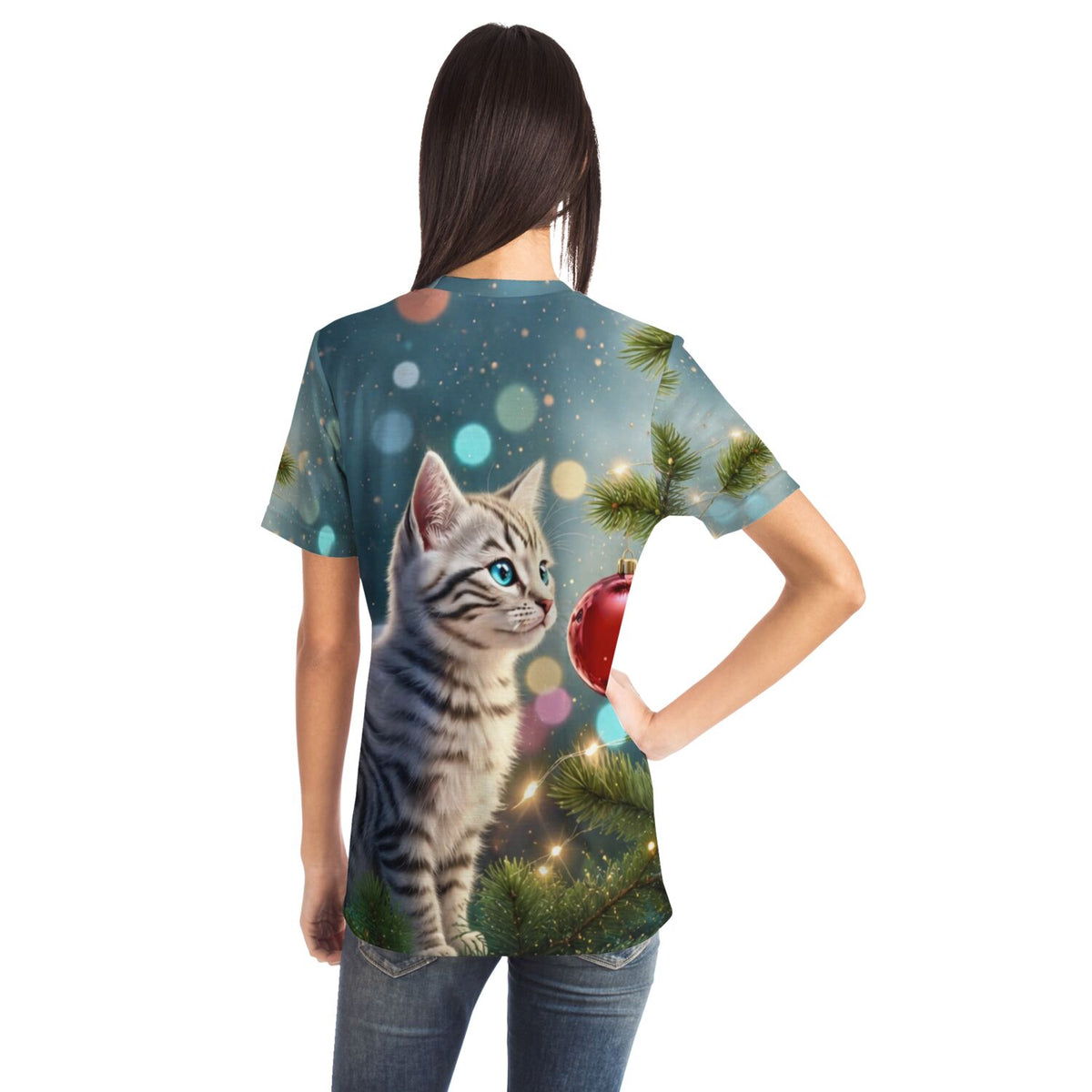 Frau trägt T-Shirt mit weihnachtlichem Kätzchen-Motiv, inspiriert von Diamond Painting und Malen nach Zahlen Designs