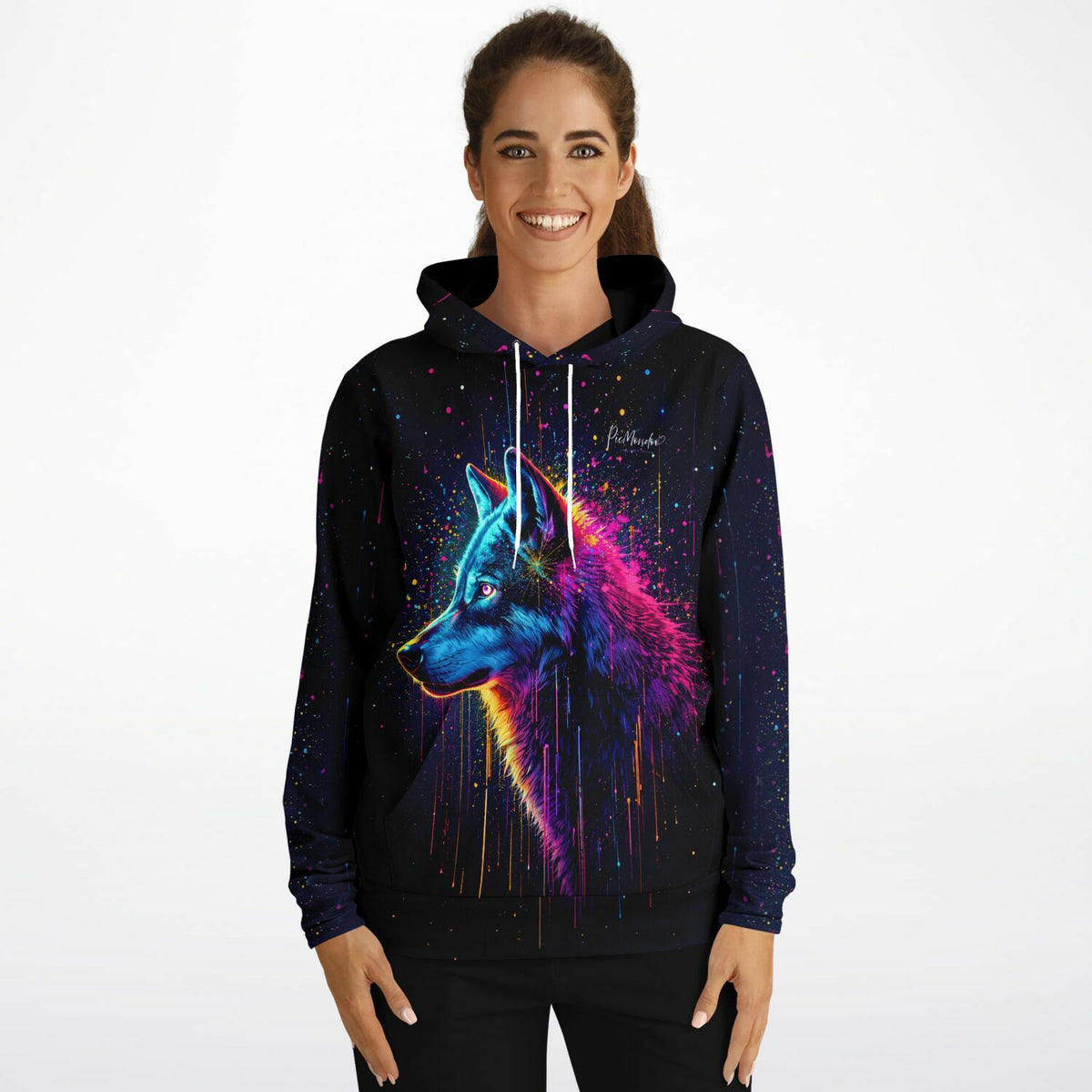 Frau trägt Dreamer Hoodie mit buntem Wolf Motiv für Fans von Diamond Painting und kreativen Malen nach Zahlen Designs