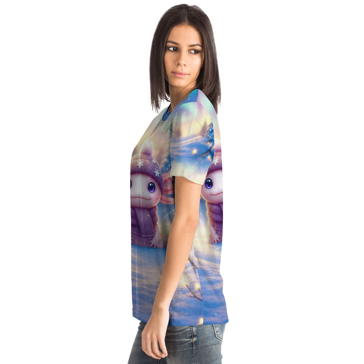 Frau trägt ein T-Shirt mit niedlichem Axolotl-Motiv im Winter-Design, passend zum kreativen Stil unserer DIY-Kollektion.