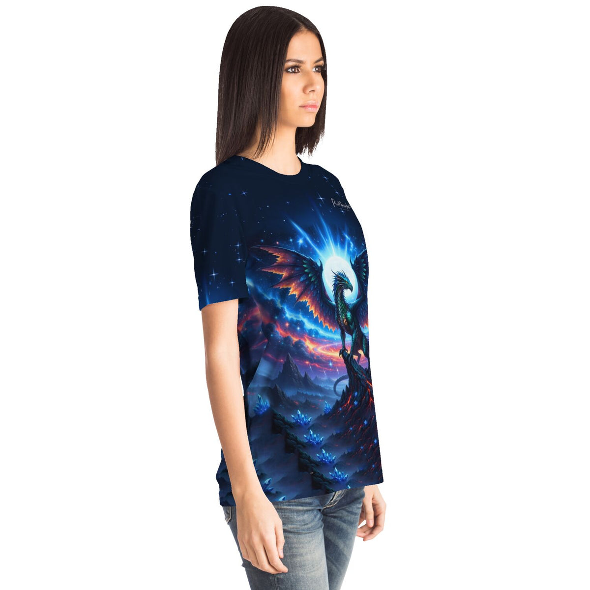 Frau trägt Dreamer T-Shirt Aetherion mit Drachenmotiv, passend zu künstlerischem Diamond Painting und Malen nach Zahlen Stil