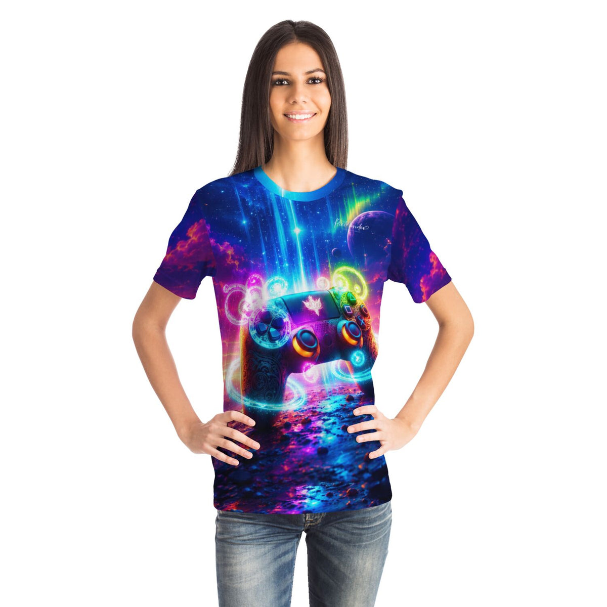 Frau trägt Dreamer T-Shirt mit buntem Gaming-Controller Weltraum Druck passend zu Diamond Painting und Malen nach Zahlen