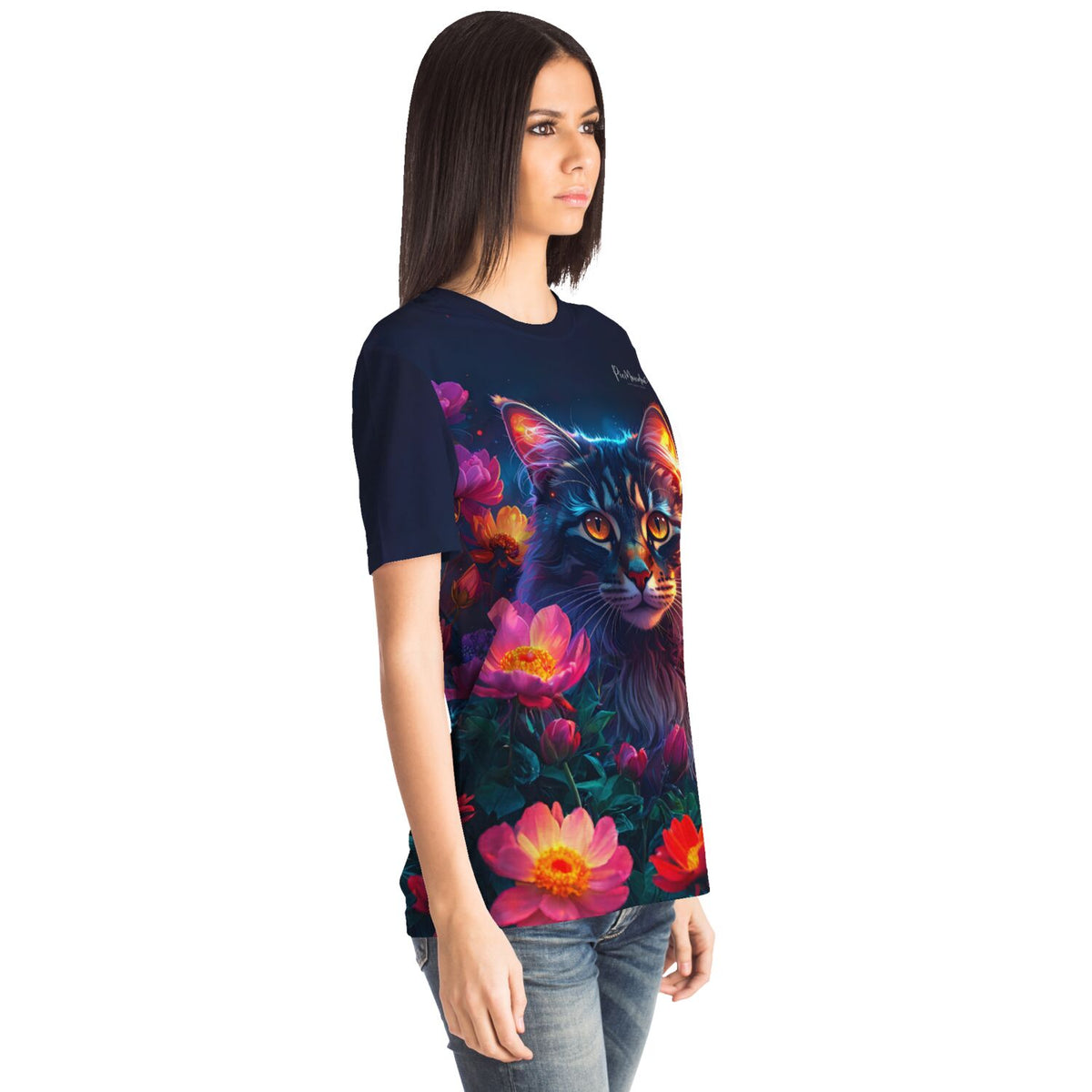 Frau trägt Dreamer T-Shirt mit Katzen-Motiv Hüterin der Nachtblüten, inspiriert von Diamond Painting Kunstwerken