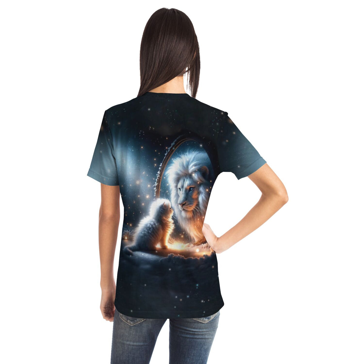 T-Shirt mit Löwen-Motiv: Ein Löwenbaby betrachtet sein Spiegelbild als ausgewachsener Löwe, ideal als Diamond Painting Motiv.