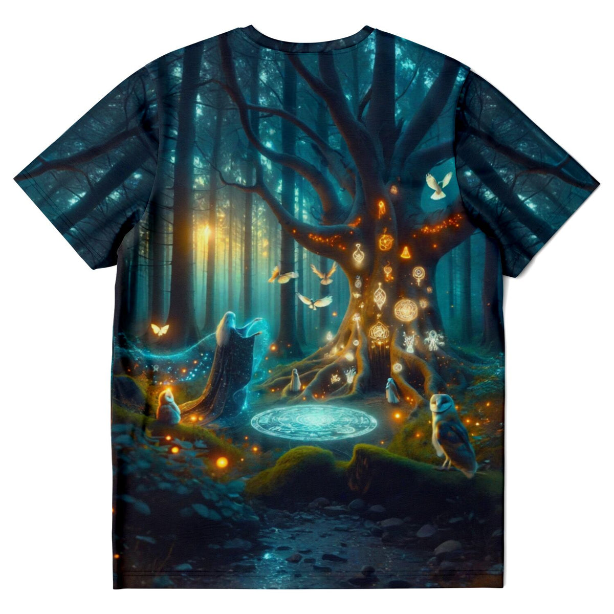 T-Shirt mit magischem Hexennacht-Motiv: Zauberin, leuchtender Lebensbaum, Eulen und mystischer Wald im Fantasy-Stil