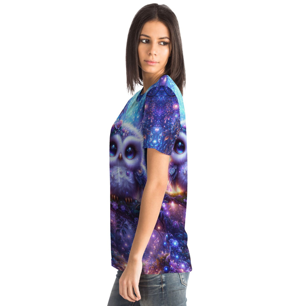 Frau trägt T-Shirt mit mystischem Eulen-Motiv im Stile von Diamond Painting und Malen nach Zahlen Kunstwerken