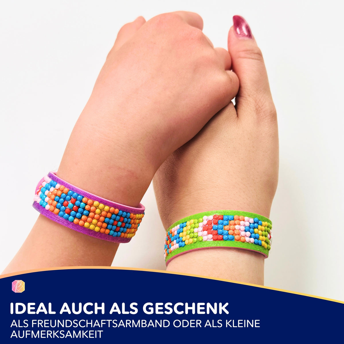Zwei bunte Diamond Painting Armbänder mit glitzernden 5D-Steinen am Handgelenk als kreatives DIY-Schmuckset