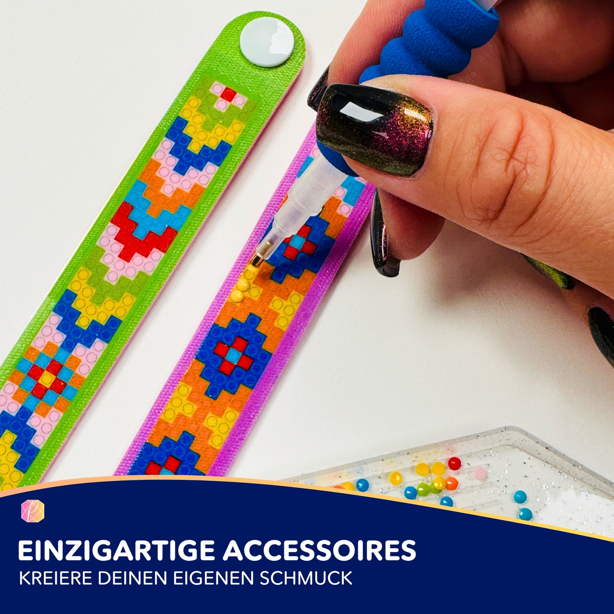 Diamond Painting Armband DIY-Set mit buntem Muster und glitzernden Schmucksteinen beim Basteln