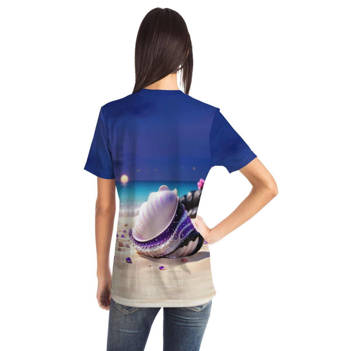 Frau trägt Dreamer T-Shirt mit violettem Muschel-Motiv, das an den Stil von Diamond Painting und Malen nach Zahlen erinnert.