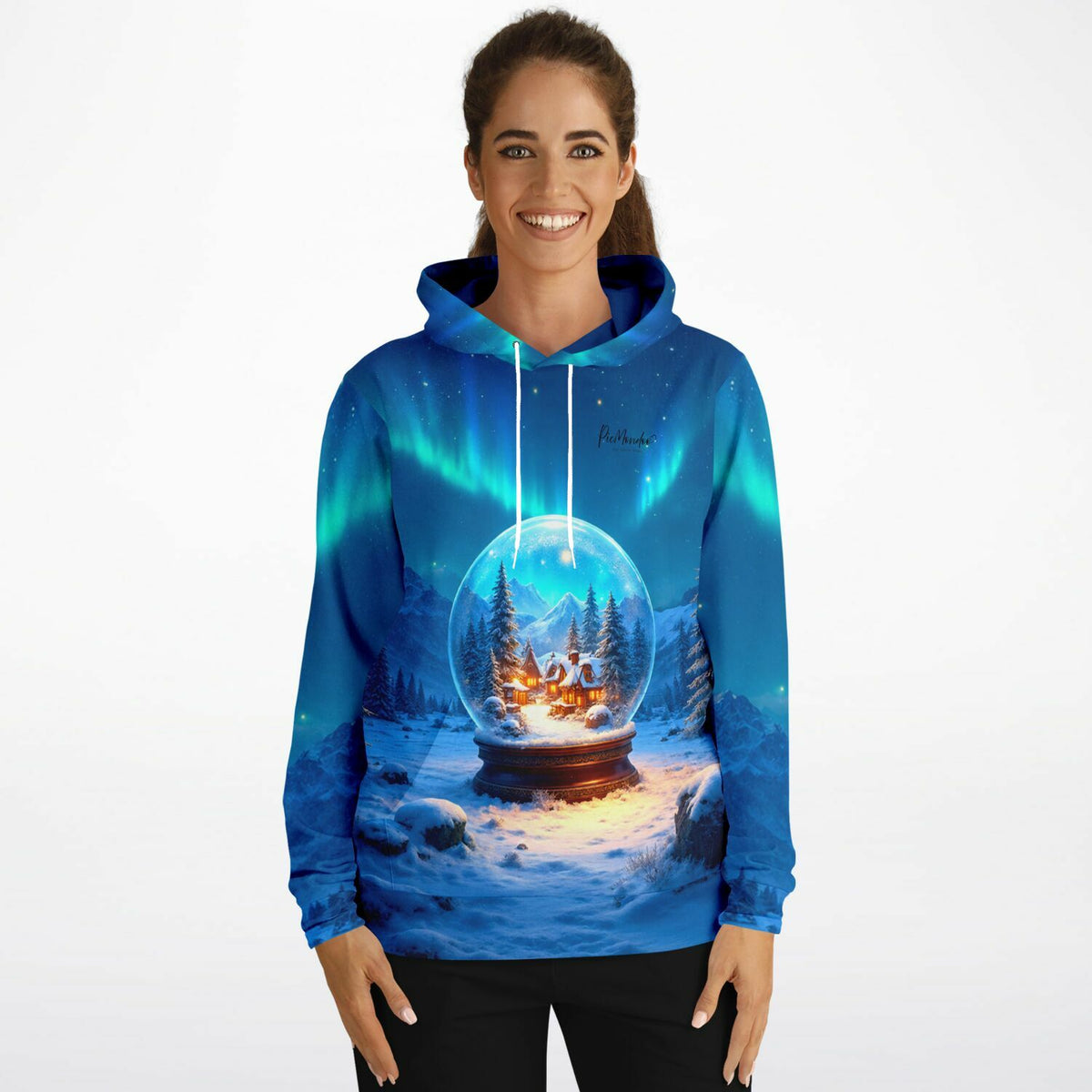 Frau trägt Dreamer Hoodie mit leuchtendem Schneekugel-Motiv, Polarlichtern und Winterlandschaft im Diamond Painting Design.