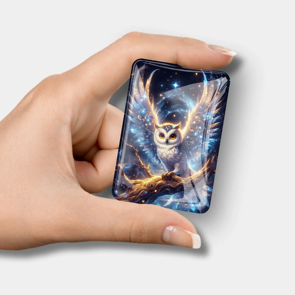 Magischer Eulen Cover Minder aus Glas für Diamond Painting Zubehör mit glänzendem Eulen-Motiv in der Hand.