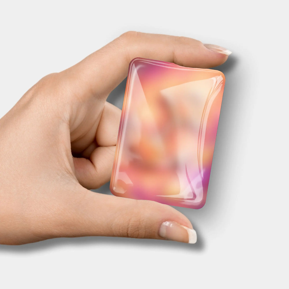 Hand hält gläsernen Cover Minder mit sommerlichem Motiv als praktisches Diamond Painting Zubehör für Diamanten Painting