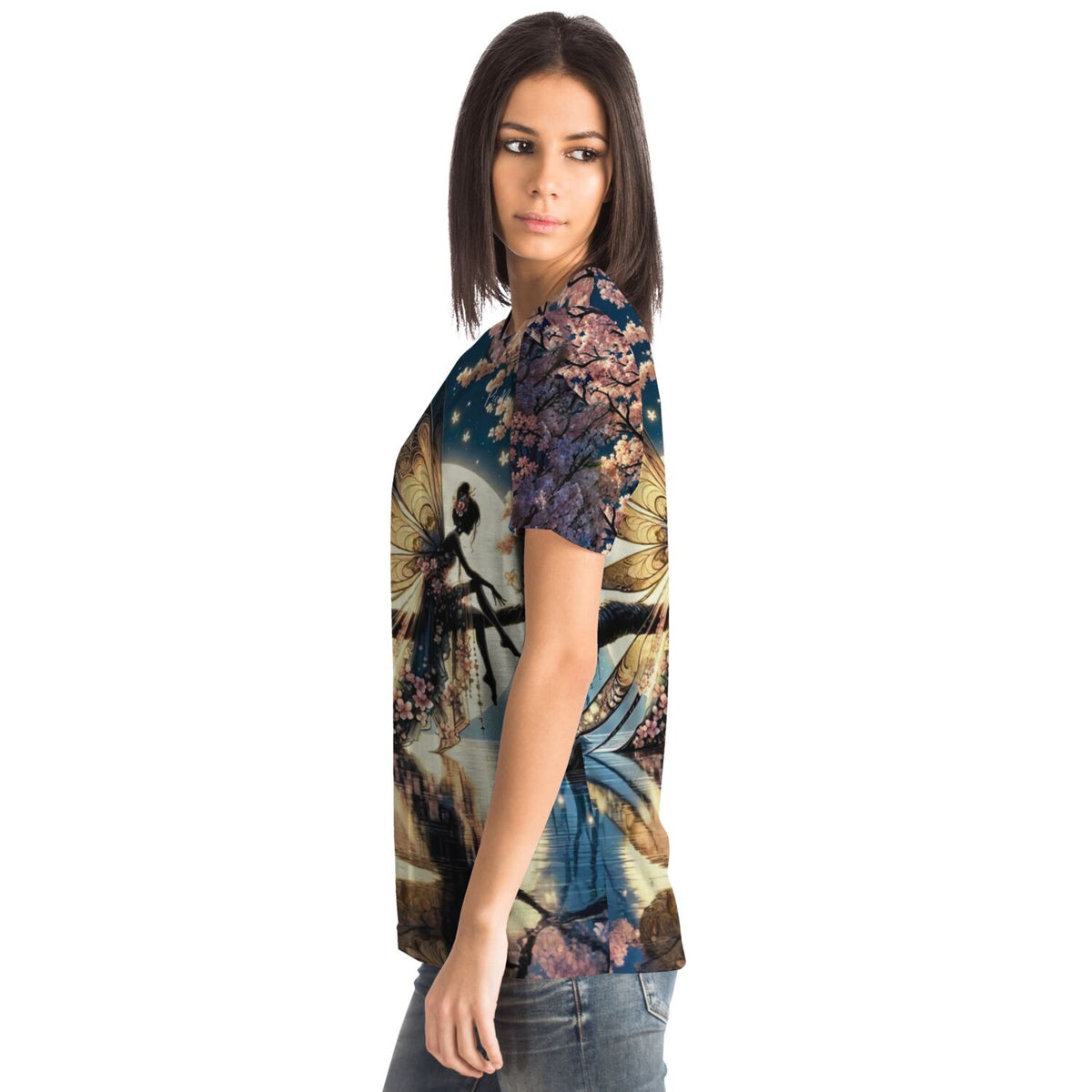Frau trägt T-Shirt mit Mondscheinfee-Motiv, inspiriert von Diamond Painting und Malen nach Zahlen Designs