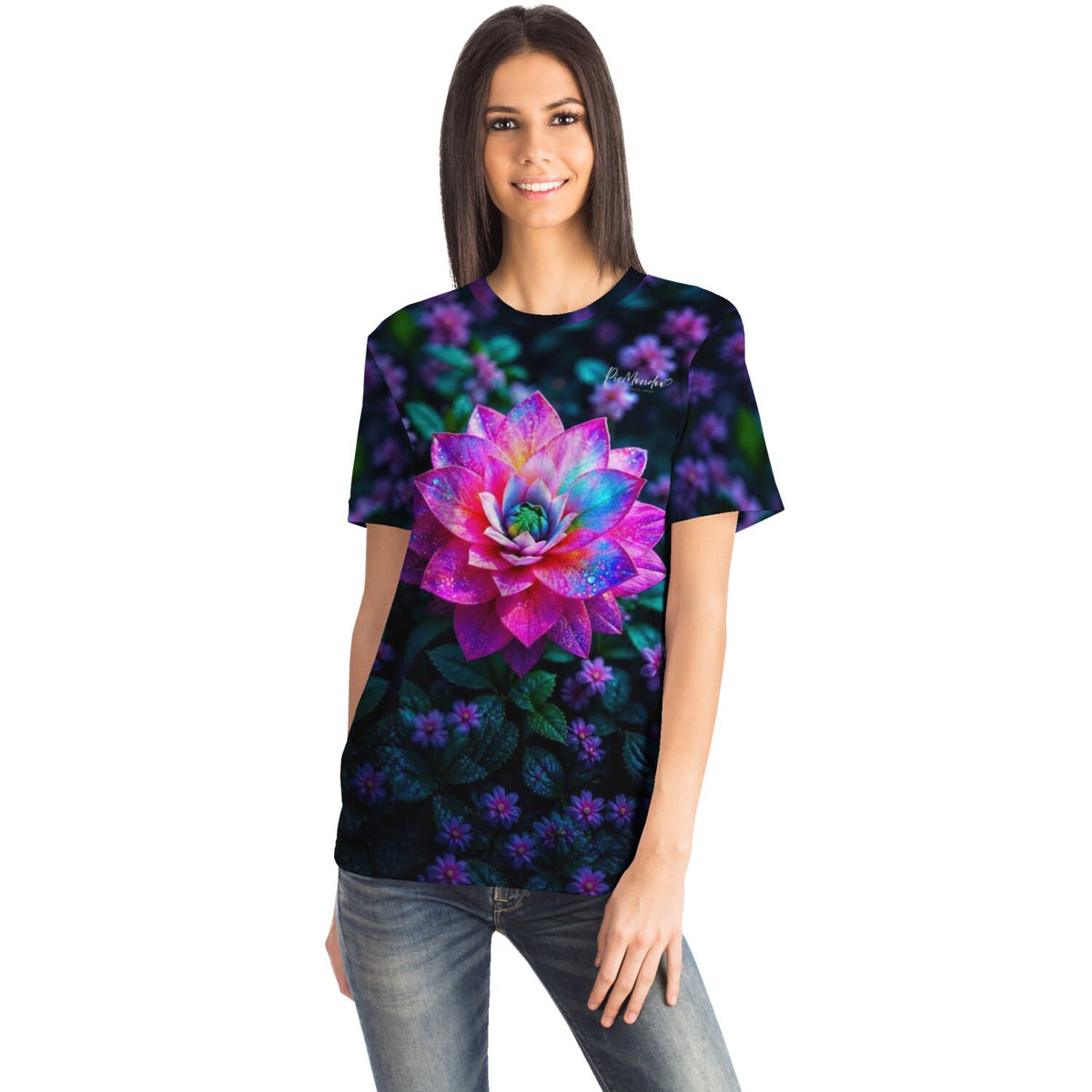 Frau trägt Sternenstaub Lotus T-Shirt mit farbenfrohem Blumenmotiv, passend zu Diamond Painting und Malen nach Zahlen Sets