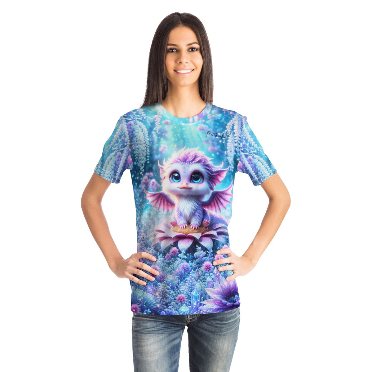 Frau trägt ein T-Shirt mit Dreamer Elun Drachenmotiv, passend zu Diamond Painting und Malen nach Zahlen Designs.