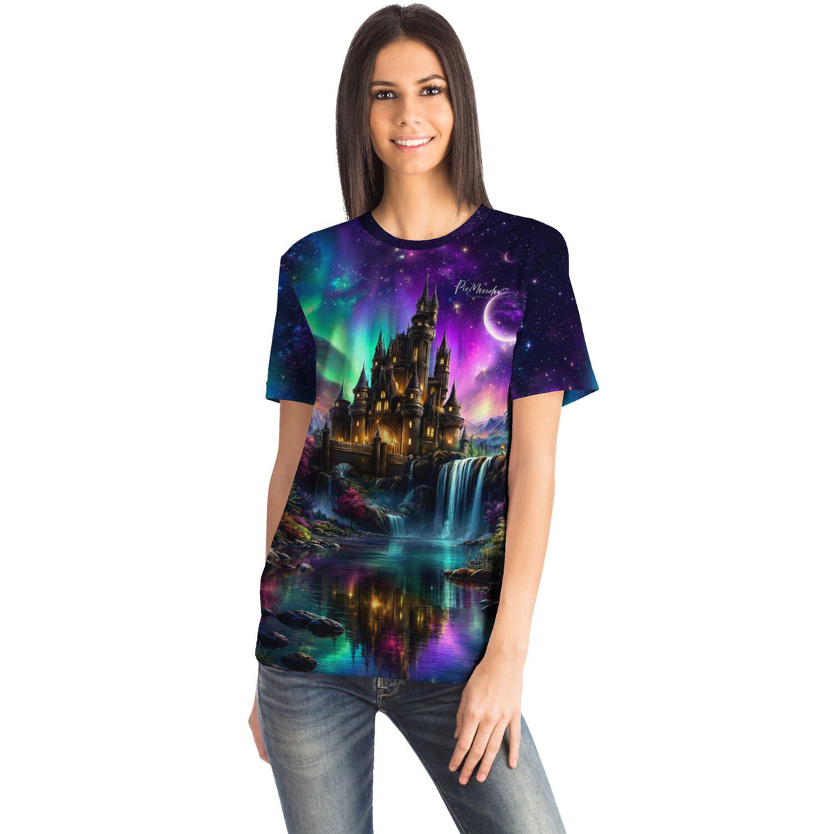 Frau trägt Dreamer T-Shirt mit mystischem Schloss-Motiv, inspiriert von unseren Diamond Painting & Malen nach Zahlen Sets.