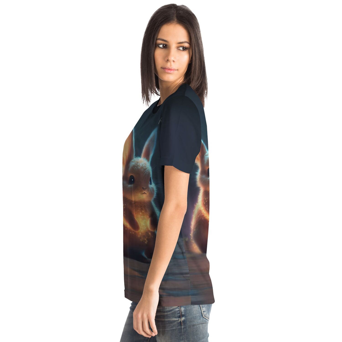 Frau trägt T-Shirt mit leuchtendem Funkelhäschen-Motiv, ideal für Fans von Diamond Painting und Malen nach Zahlen