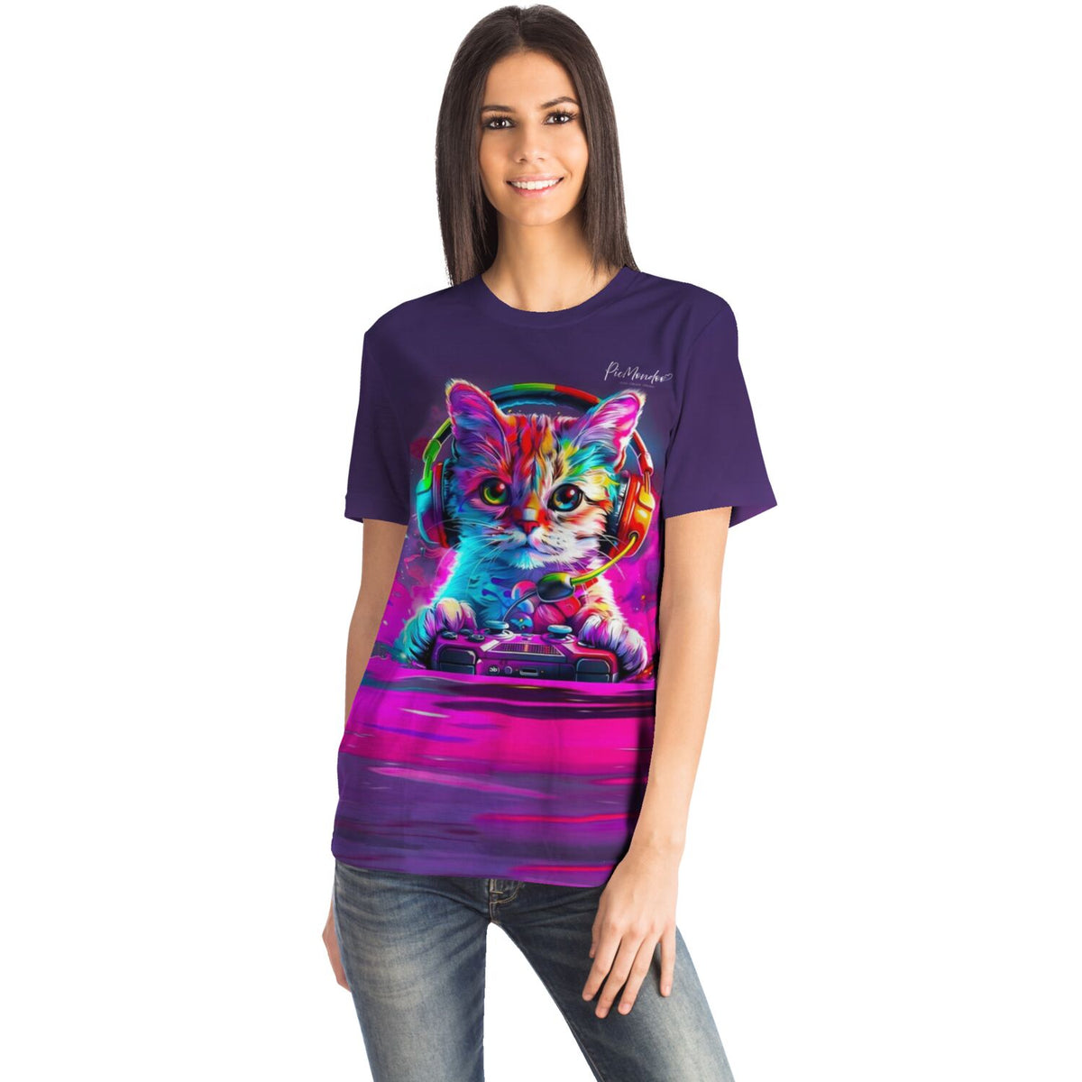 Frau trägt ein lila T-Shirt mit buntem Gaming-Katzen-Motiv, das den farbenfrohen Stil unserer Diamond Painting Sets zeigt.