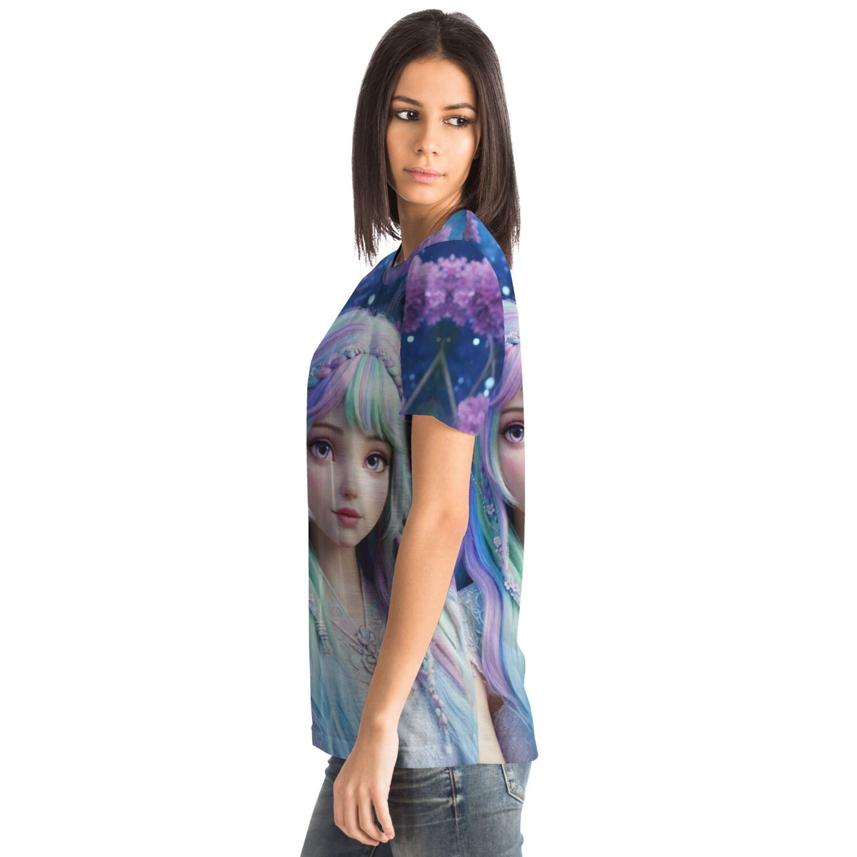 Frau trägt Dreamer T-Shirt mit buntem Feenprinzessin-Motiv im Stil unserer Malen nach Zahlen und Diamond Painting Kunst
