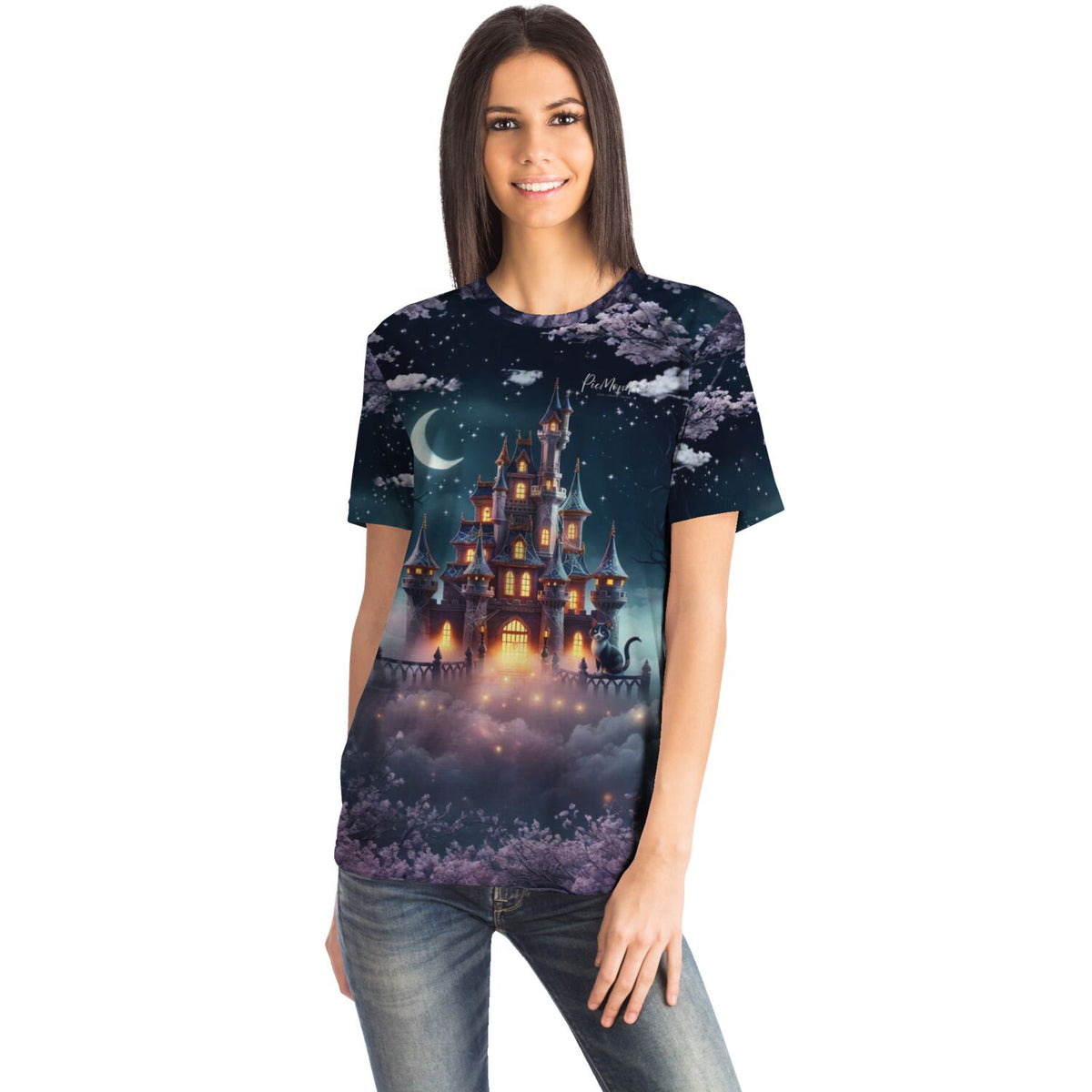 Frau trägt Dreamer T-Shirt mit Nachtschloss-Motiv, inspiriert durch Diamond Painting und Malen nach Zahlen Designs