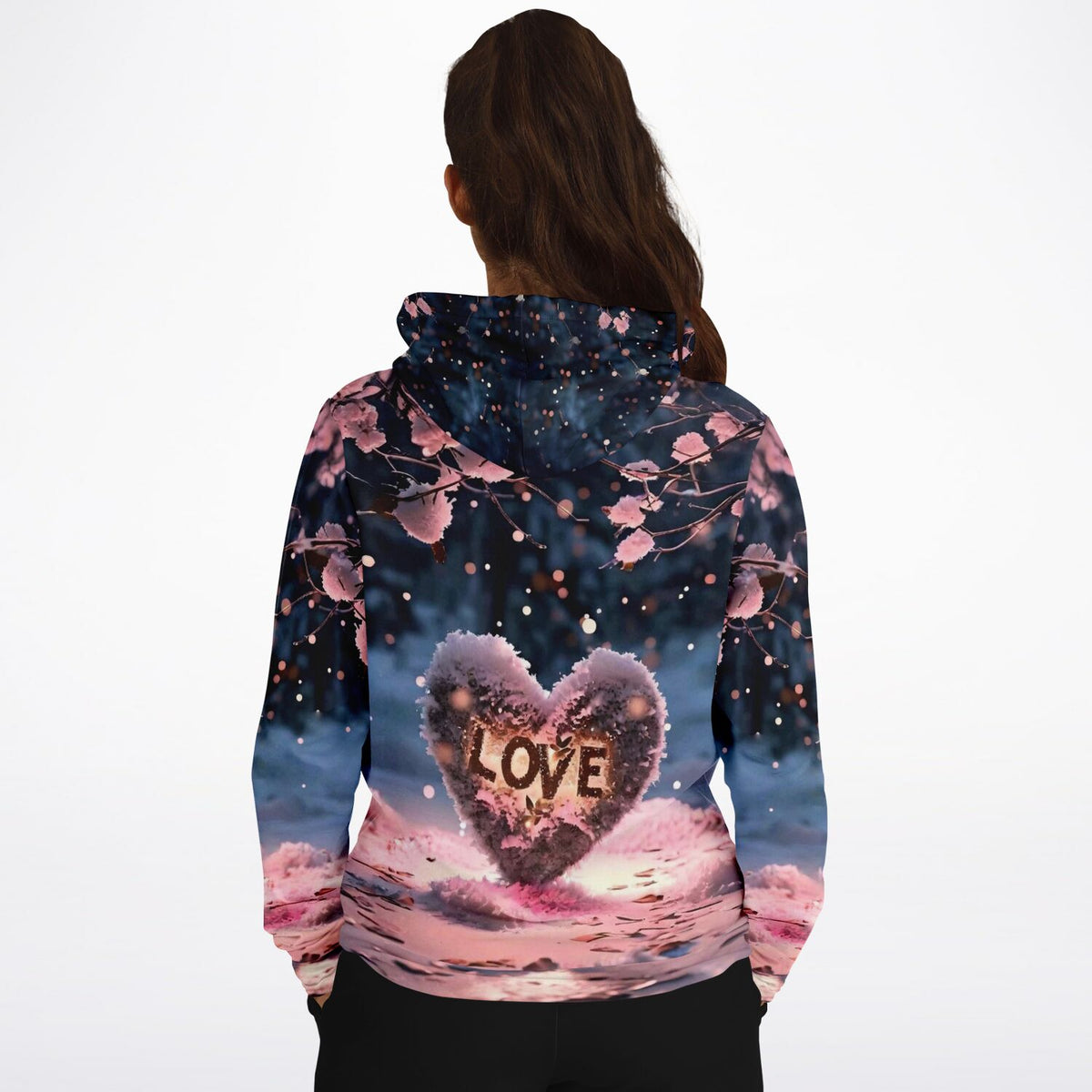 Dreamer Hoodie mit stimmungsvollem Love-Herz Motiv in verschneiter Winterlandschaft, farbenfroher AOP Print für Damen.