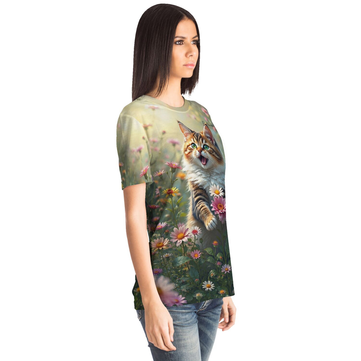 Frau trägt Dreamer T-Shirt Lucy mit Katzen-Motiv in Blumenwiese, perfekt für Fans von Malen nach Zahlen und Kunst.