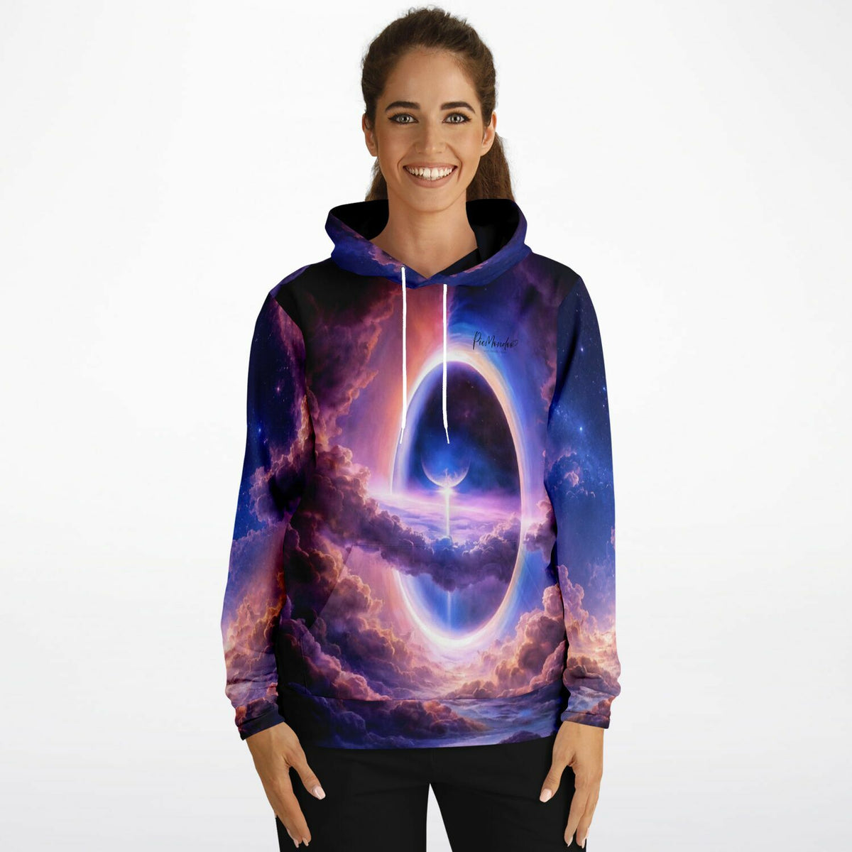 Frau trägt Dreamer Hoodie mit galaktischem Tor-Motiv, inspiriert von faszinierenden Diamond Painting Kunstwerken