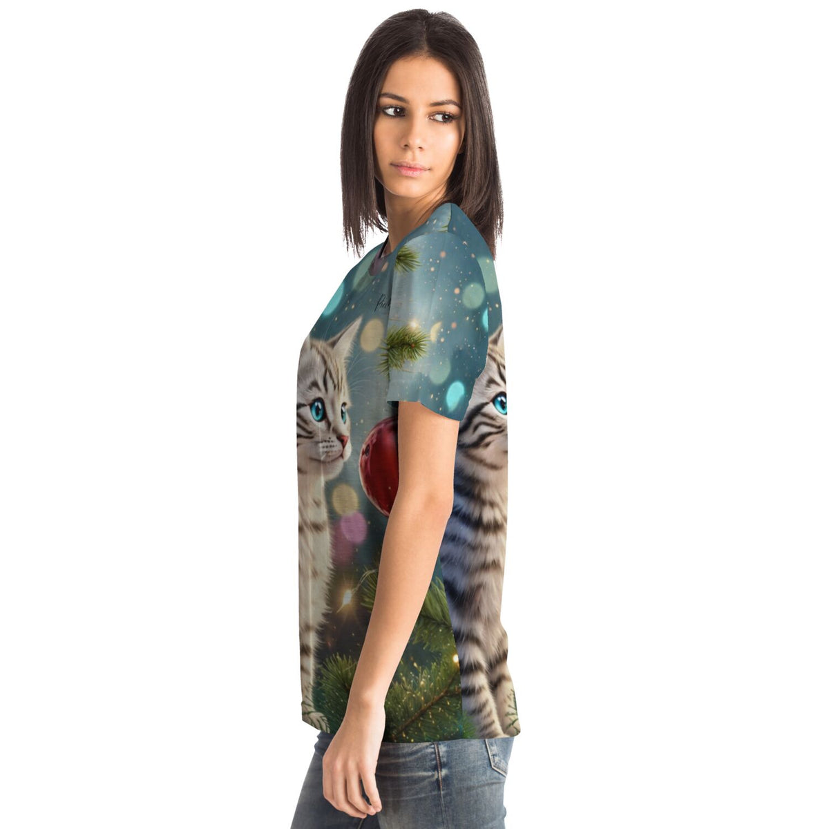 Frau trägt Dreamer T-Shirt mit Minka Katzen Motiv, inspiriert von Diamond Painting Kunst und Malen nach Zahlen Stil