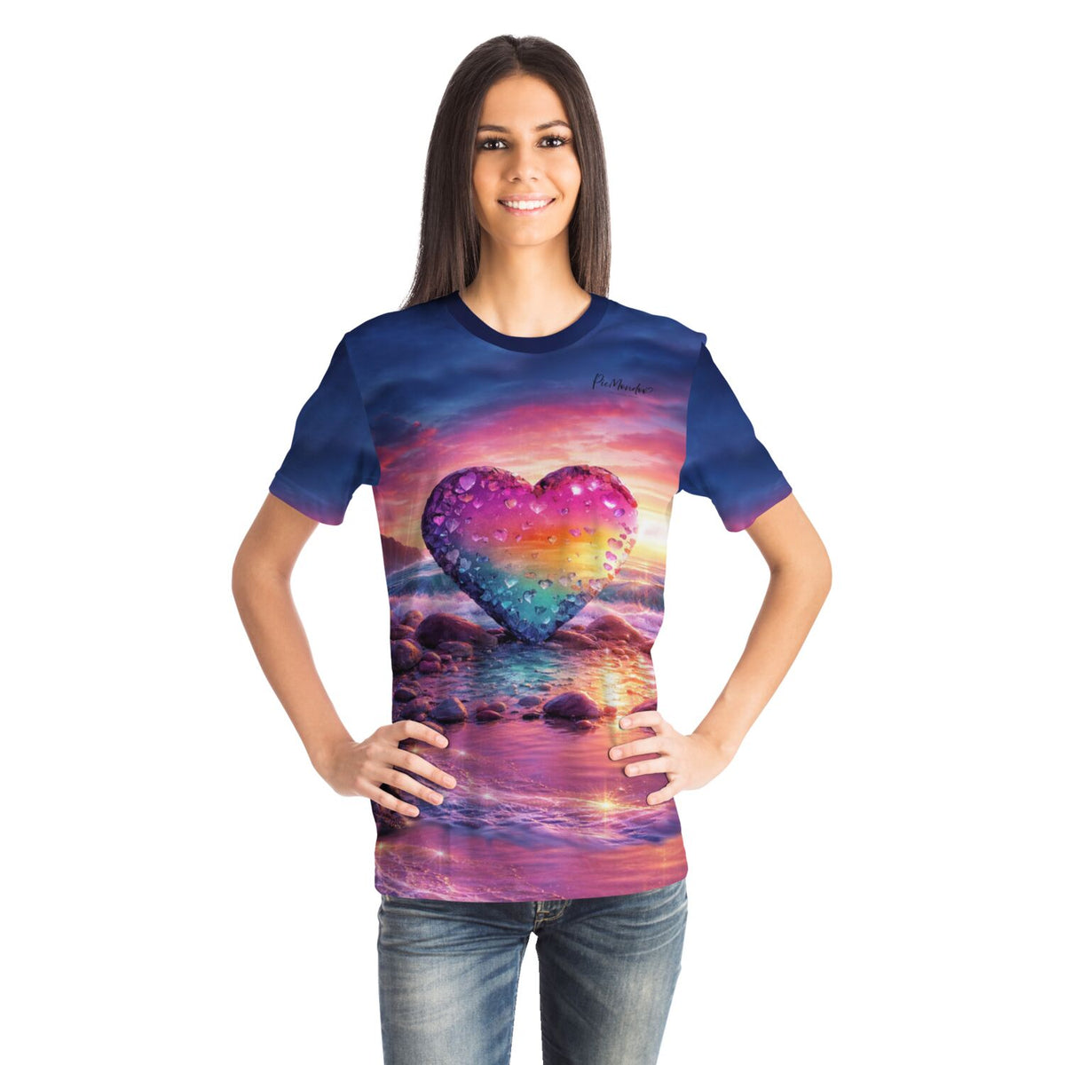 Frau trägt Diamond Painting T-Shirt mit buntem Herz-Motiv, das an glitzernde Diamanten erinnert – ideal für Kreativ-Fans.