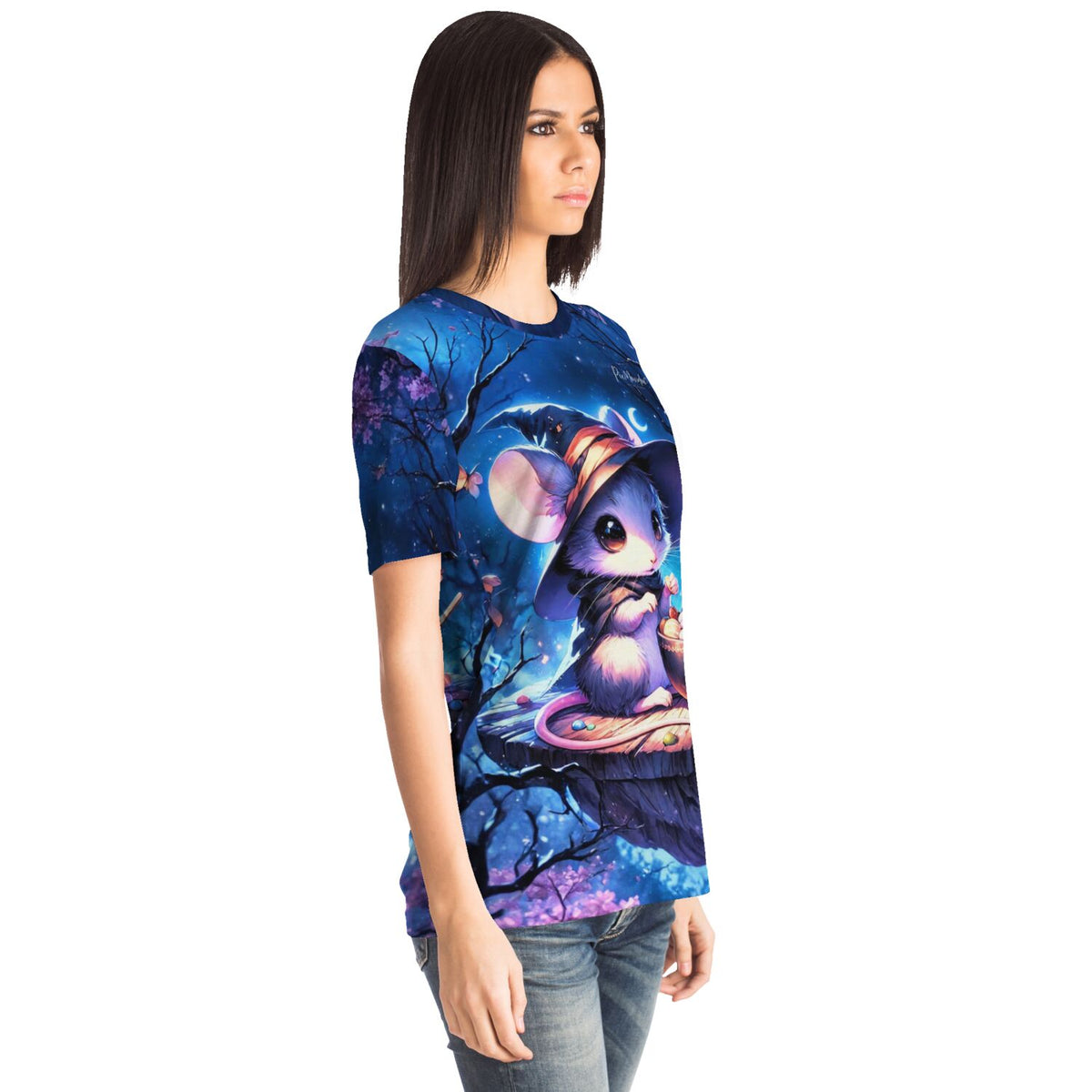 Frau trägt blaues T-Shirt mit Mondflausch Motiv, bekannt aus Diamond Painting und Malen nach Zahlen für Erwachsene.