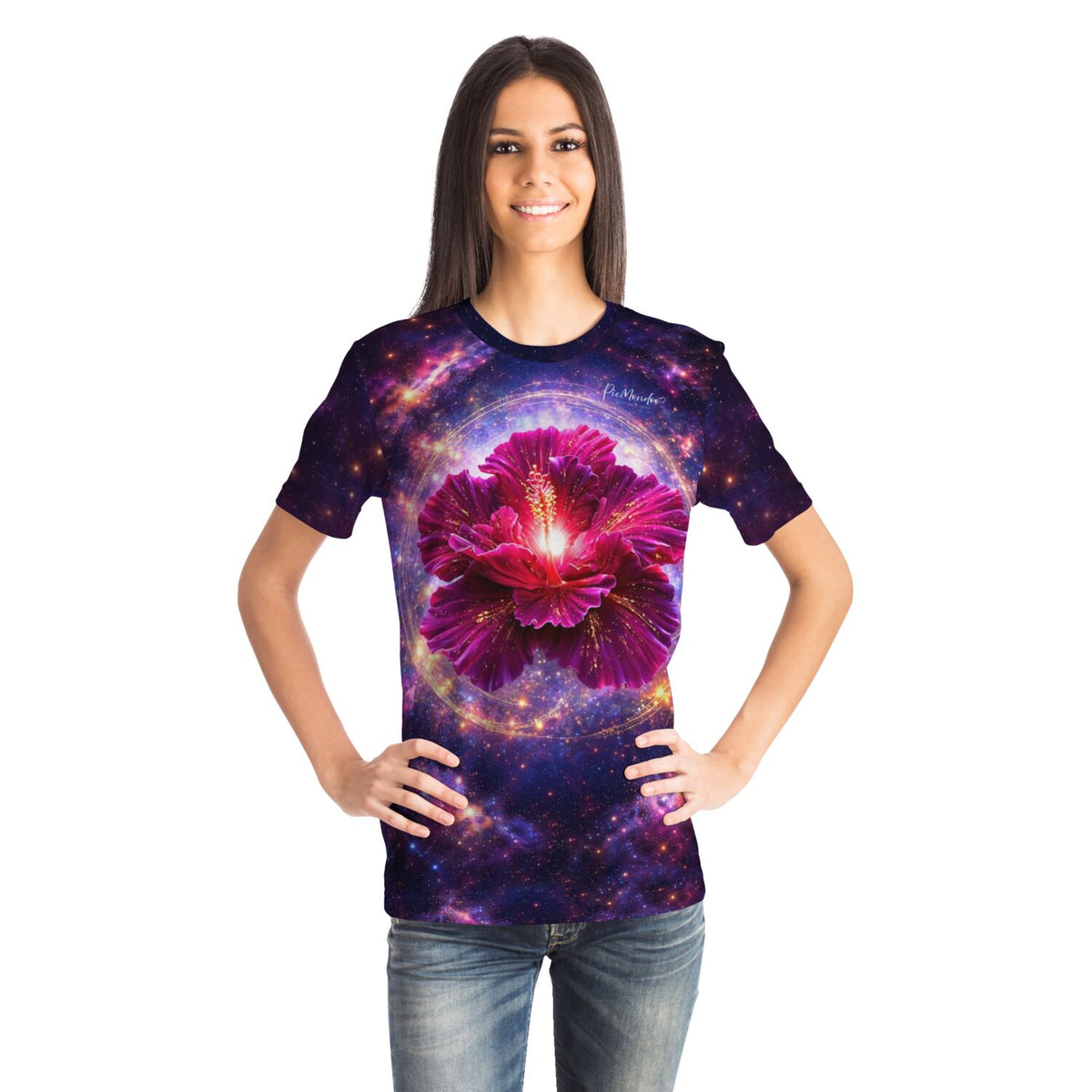 Frau trägt Dreamer T-Shirt mit leuchtendem Hibiskus-Motiv im Galaxie-Design, passend zu Diamond Painting und Malen nach Zahlen
