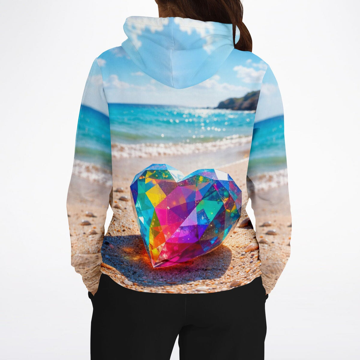 Hoodie mit buntem Kristallherz-Motiv im Stil von Diamond Painting, Strandlandschaft mit glitzernden Farben.