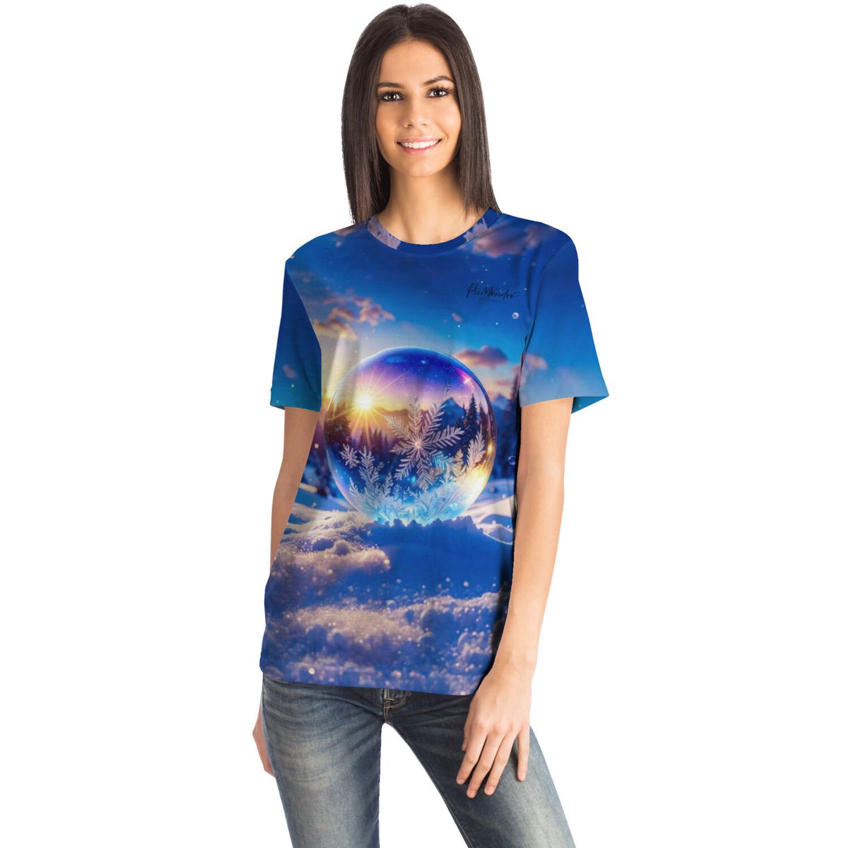 Frau trägt ein T-Shirt mit Diamond Painting Motiv der Kristallwelt: leuchtende Schneekugel vor winterlichem Sonnenuntergang
